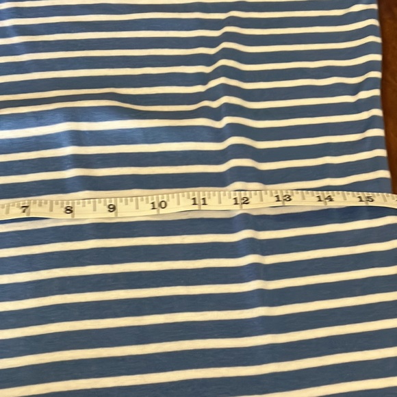 NWT TOMMY HILFIGER TEE.  FREE 🐝     WITH ANY PURCHASE OVER $20. - Picture 4 of 9